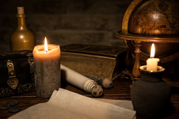 Pergament mit alten Globus, Büchern und Kerzen, Konzept Mittelalter und Business