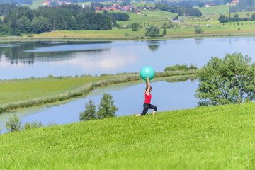 Fitnessübungen auf einer Wiese
