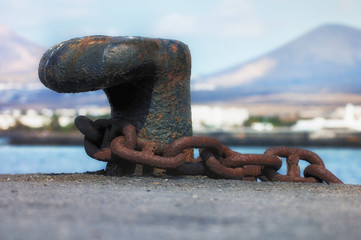 Metall Poller mit schwerer Eisen kette am Hafen