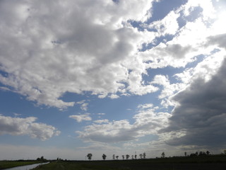 paesaggio di campagna con nuvole