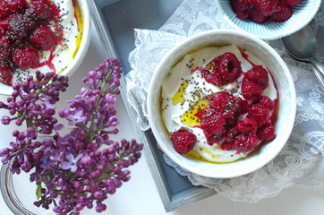 Quarkspeise mit Himbeeren, Chiasamen und Leinöl (Low Carb Diät)