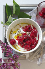 Quarkspeise mit Himbeeren, Chiasamen und Leinöl (Low Carb Diät)