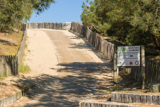 LACANAU - LE PORGE (France), acc&egrave;s &agrave; la plage