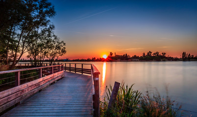 Fototapeta na wymiar Coucher du soleil sur le lac de la Ramée - Tournefeuille 