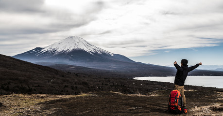 Fototapeta premium 登山をする男性、バンザイ、喜ぶ、歓喜、両手を上げる