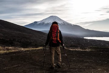 Deurstickers Een man die een berg beklimt, een toverstok © aijiro