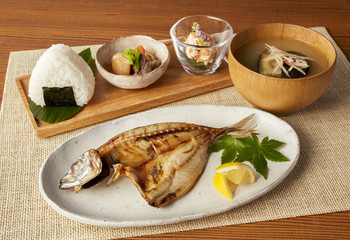 アジの干物の和定食（カフェごはん風）