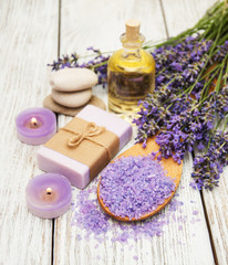 Fototapeta na wymiar Spa products and lavender flowers