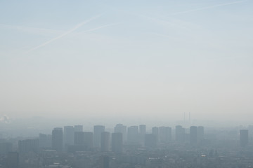 Fototapeta na wymiar pollution ville capitale paris urbain immeuble gaz ozone co2 saturé allergie respirer air alerte seuil