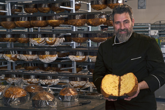 Retrato de un panadero con panetone.