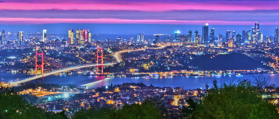 Vue panoramique d& 39 Istanbul avec le pont du Bosphore