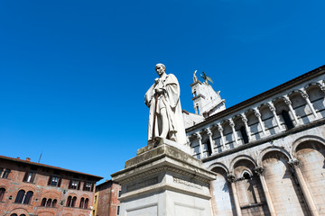 Fototapeta na wymiar Church of San Michele in Foro and the statue of Francesco Burlamacchi. Lucca, Tuscany, Italy