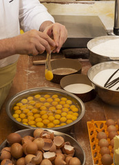 Abriendo los huevos para la masa del pan.