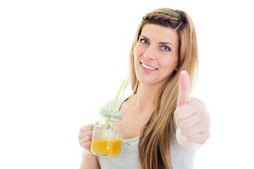 Junge Frau mit Smoothie zeigt Daumen hoch