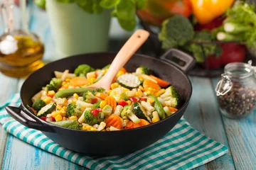 Crédence de cuisine en verre imprimé Légumes Mélange de légumes frits dans un wok.