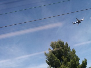 Aereo in volo sul treno. Ripreso dal finestrino.