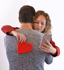 El abrazo de la traicionfalso amor.