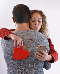 El abrazo de la traicionfalso amor.