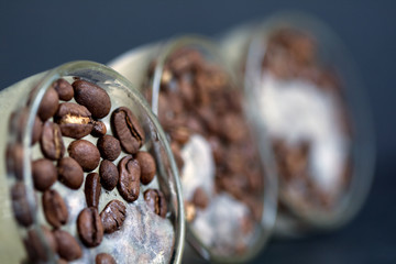 Vasos de hielo con granos de cafe