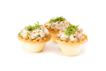 Тарталетки салатом из консервированной рыбы и яиц на белом фоне