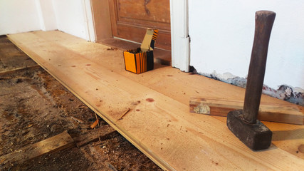 Sanierung und Restauration, Verlegen von breiten Holzdielen auf eine alte Unterkonstruktion,...