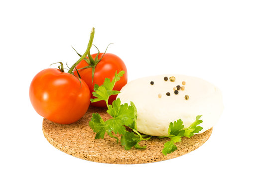 Сыр, петрушка и помидоры на белом фоне