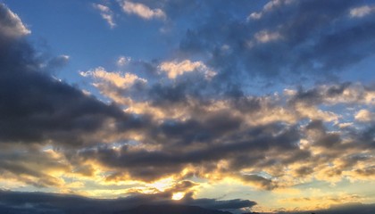 Obraz premium tramonto nuvoloso in primavera