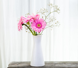 vacker bukett med rosa gerbera i vit vas 