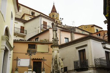 Fototapeta na wymiar Altstadt und Kirchturm der Kirche Santa Maria Maggiore in Maratea