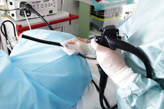 Lekarz trzyma głowicę operacyjną kolonoskopu 