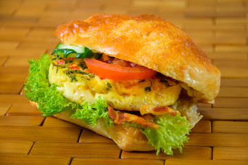 Belegtes Brötchen mit Salat Speck Rührei