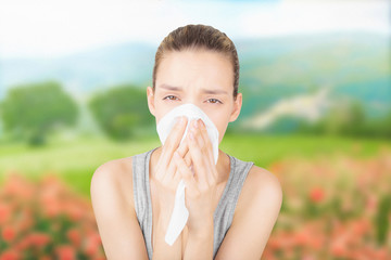 Donna con allergia si soffia il naso