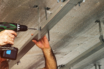 Installation of the metal frame on the ceiling