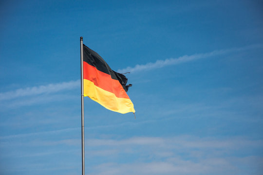 Deutschlandfahne vor blauem Himmel