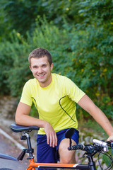 Obraz premium A young guy on a bike outdoors