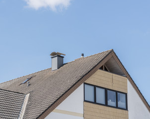 Schornstein auf einem Fach mit Dachpfannen