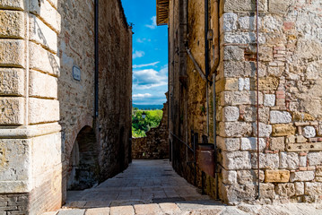 Obraz premium Alleys and small stone roads in the Renaissance city of Colle Val d'Elsa in the province of Siena, Tuscany