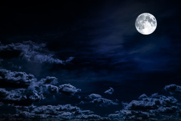 fond de ciel nocturne avec des étoiles, la lune et les nuages. Éléments de cette image fournis par la NASA