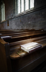 Bible dans église