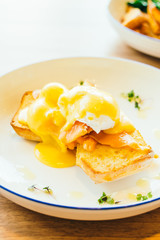 Eggs benedict with salmon
