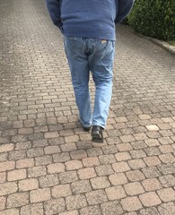 Mann geht über den Weg