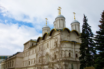 Sunlight on the domes of the buildings in the Kremlin.