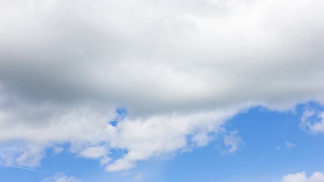 blauer Himmel mit weissen Wolken 4k