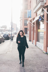 Obraz premium young beautiful woman using smartphone