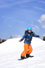 Fototapeta na wymiar Junge beim Snowboarden