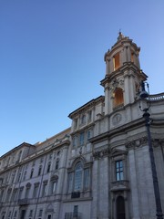 Fototapeta na wymiar Campanile di Sant'Agnese in Agone e casa adiacente, Roma