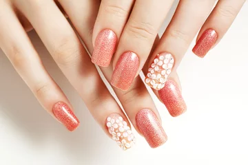 Poster Roze nagels. Vrouwelijke manicure en bloemenpatronen. © berezandr