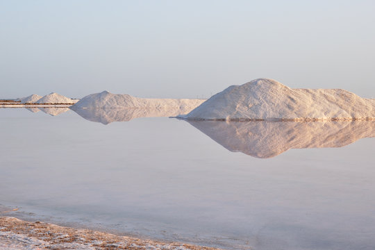 Montañas de sal en las salinas de Sanlúcar de Barrameda