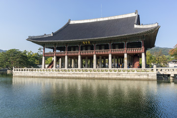 Obraz premium gyeonghoeru pavilion reflection. taken in gyeongbokgung palace in seoul, south korea