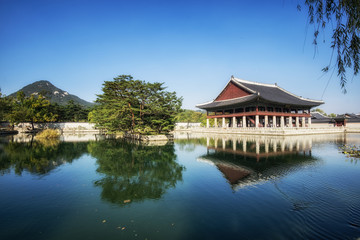 Fototapeta premium gyeonghoeru pavilion reflection. taken in gyeongbokgung palace in seoul, south korea